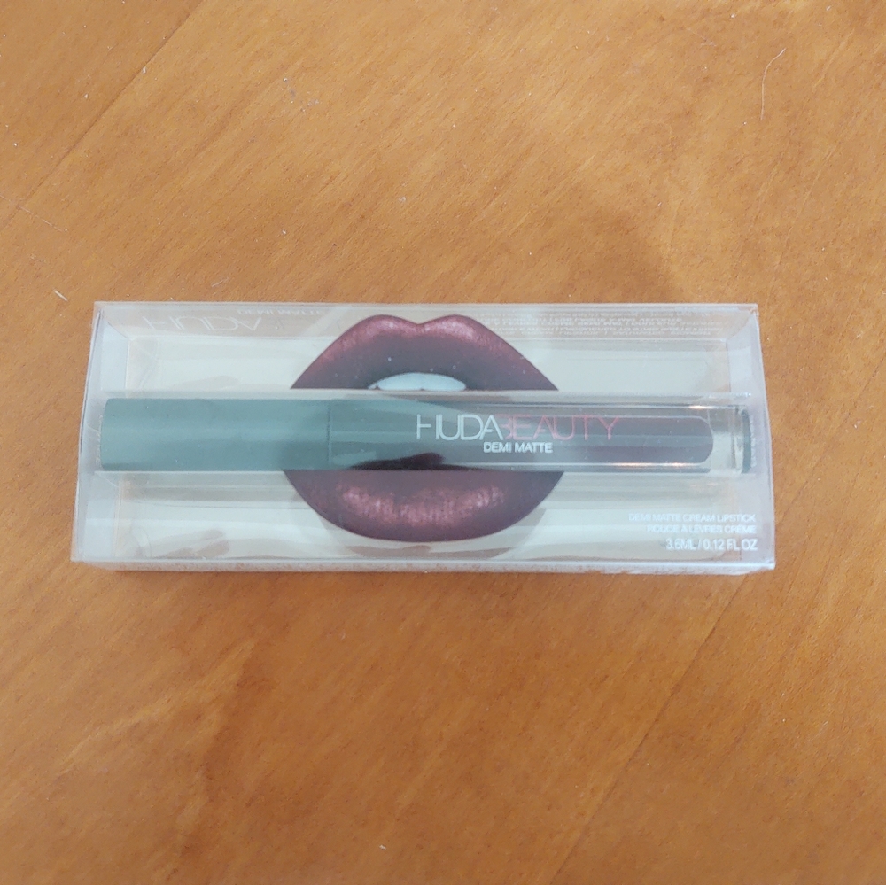 Huda Beauty demi matte lip cream in Bawse